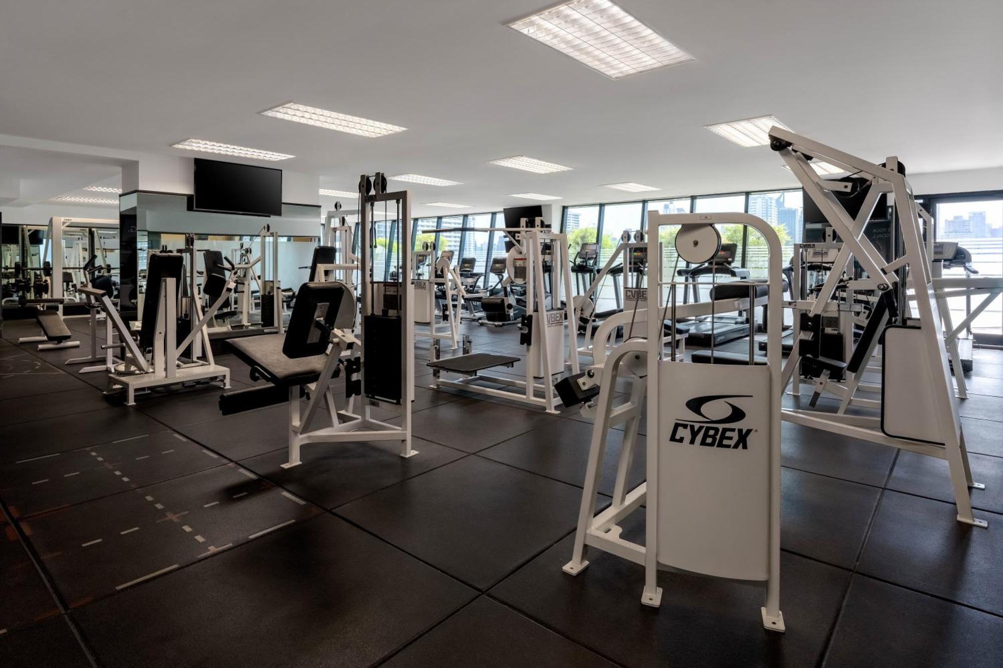 Grand Mercure Bangkok Atrium Kültér fotó The gym at the University of New England