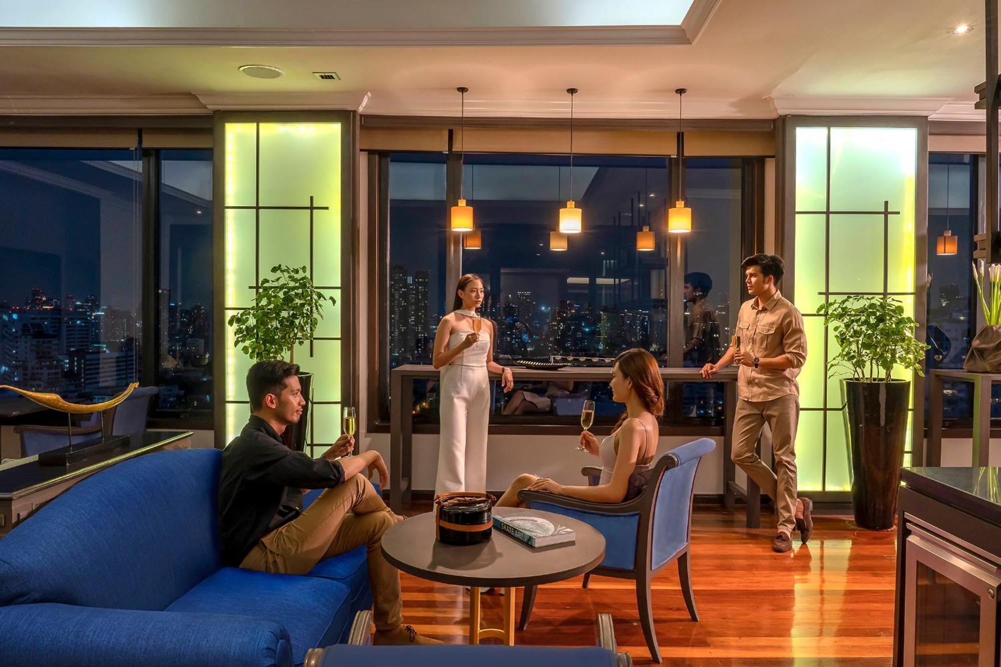 Grand Mercure Bangkok Atrium Kültér fotó The Club at the Royal Paragon Hotel