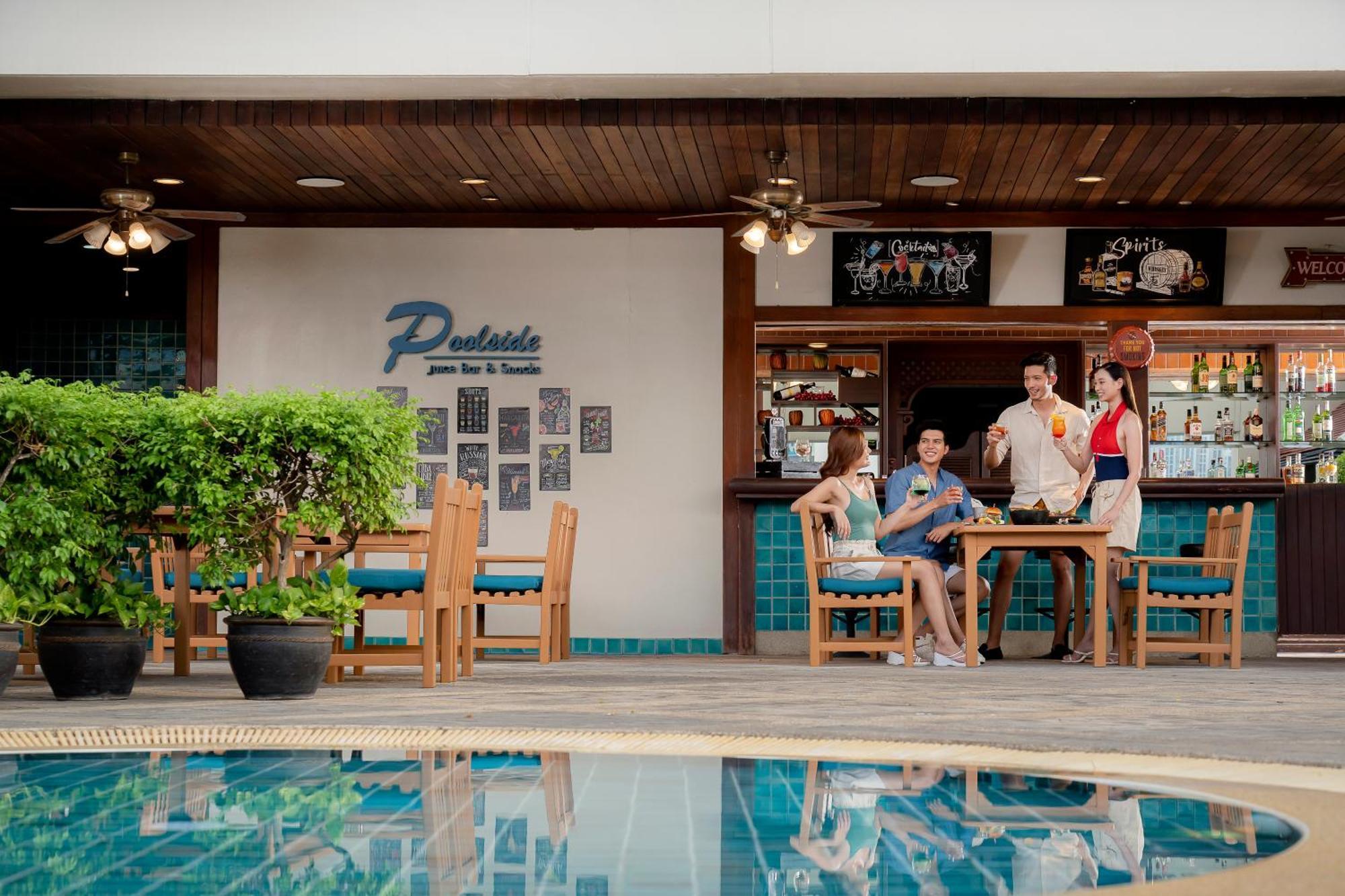 Grand Mercure Bangkok Atrium Kültér fotó Poolside bar at the hotel